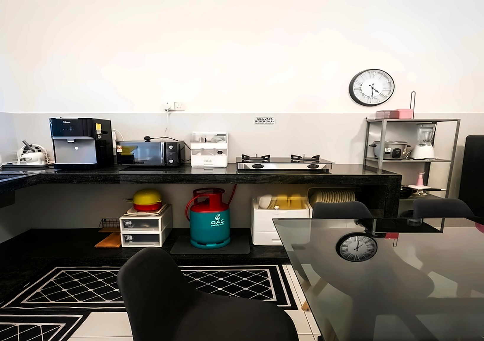 Sulong Inn Kuantan homestay fully equipped kitchen with a two-burner gas stove, microwave, water dispenser, rice cooker, blender and dish rack